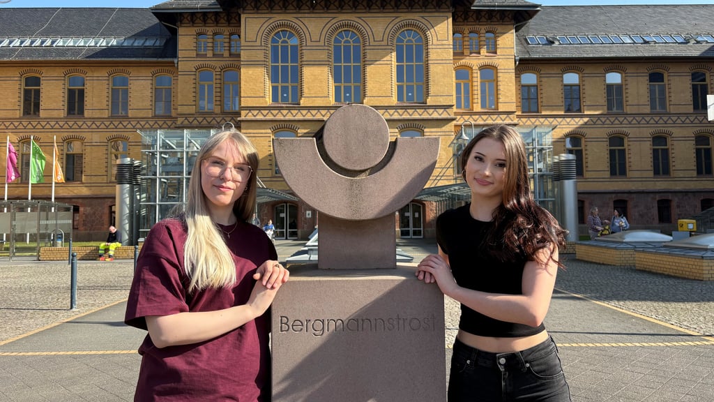 Jade Haapakoski (links) und Lilia Pajunen aus Oulu waren als Austausch-Studentinnen in Halle. 