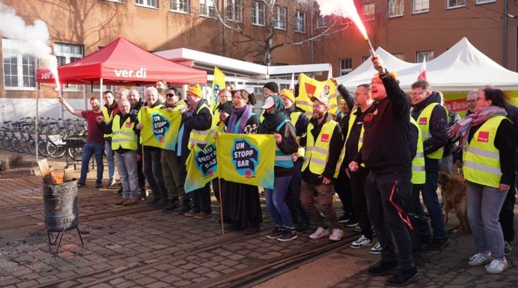 Auf dem Betriebshof der Havag in der Freiimfelder Straße haben sich am Freitagmorgen die streikenden Mitarbeiter versammelt.