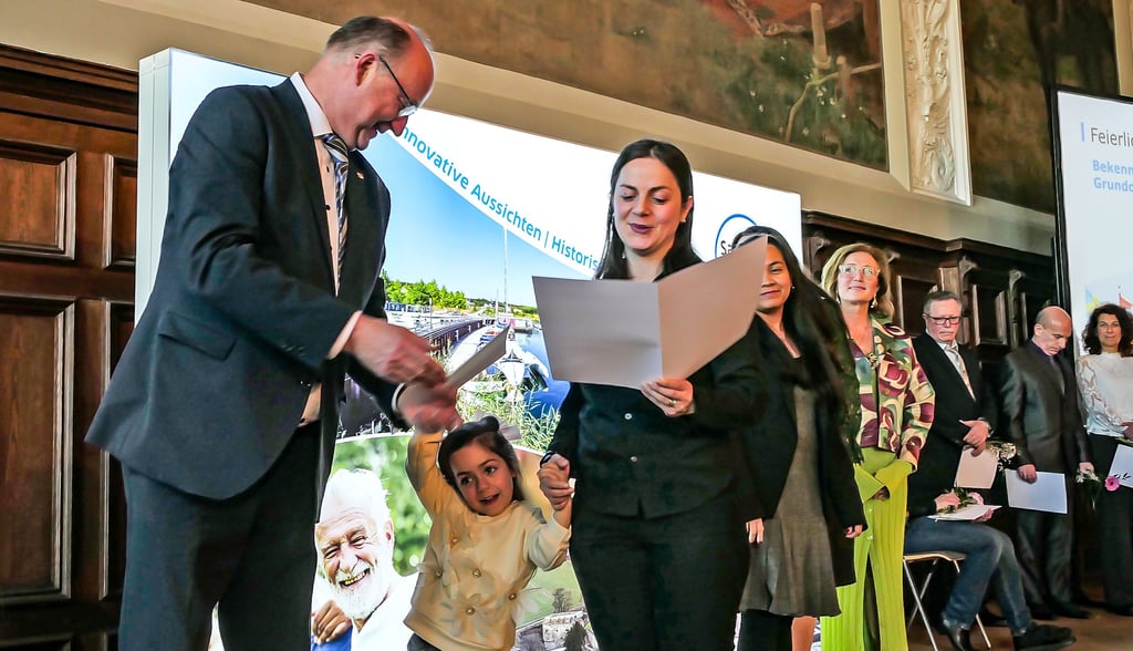 Einbürgerung Saalekreis Ständehaus Merseburg Landrat Hartmut Handschak Sindi Ndreko und Nicole 