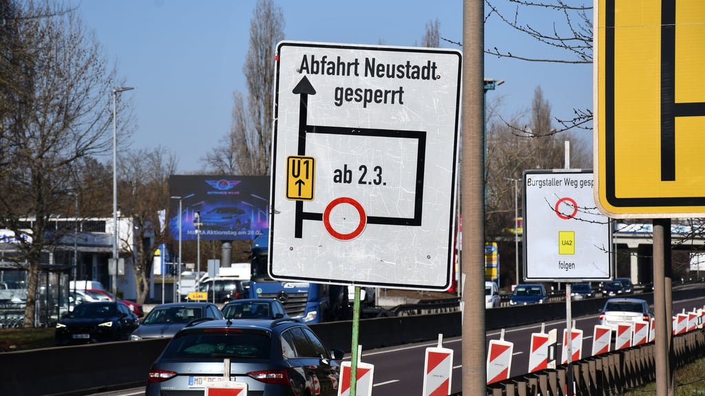 Am Magdeburger Ring weisen Verkehrsschilder auf eine Sperrung hin, die noch gar nicht kommt.