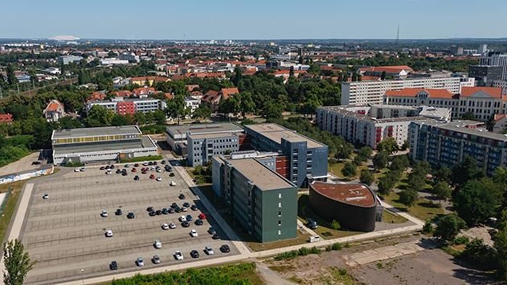 Der Parkplatz der Uni Magdeburg, auf dem die Solar-Carports entstehen sollen.