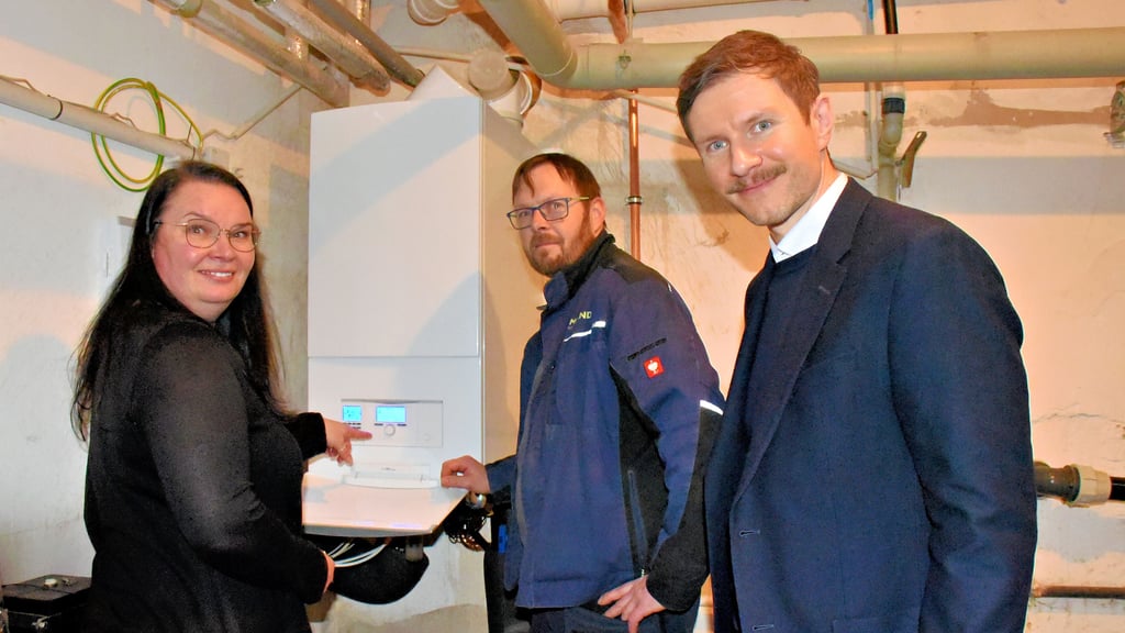 Tobias Kienzler (rechts), Geschäftsführer der Umland Service GmbH, und Christoph Knigge, technischer Betriebsleiter, stellen Kita-Chefin Maren Witzke die neue Heizungsanlage vor. 