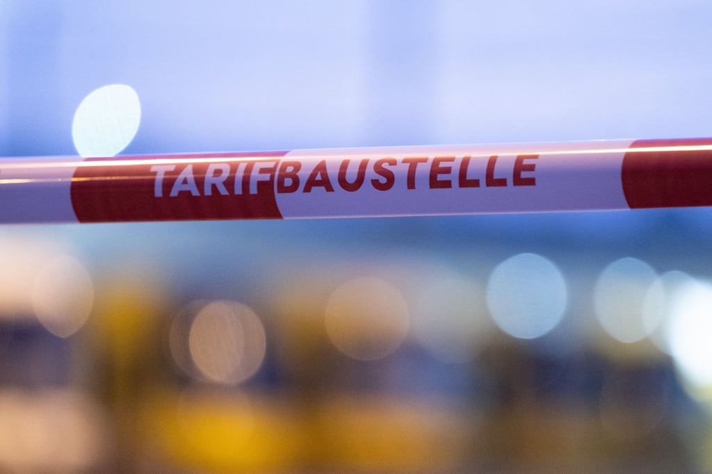 Ein Absperrband mit der Aufschrift „Tarifbaustelle“ hängt vor dem Betriebshof Trachenberge der Dresdner Verkehrsbetriebe.