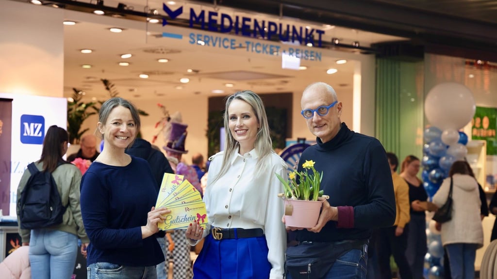 Stephanie Hottinger (links) und „Micha“ Kost von den Kiebitzensteinern brachten Manuela Wahrendorf zur Eröffnung des Medienpunktes Freikarten zur Verlosung für eine Vorstellung mit. 