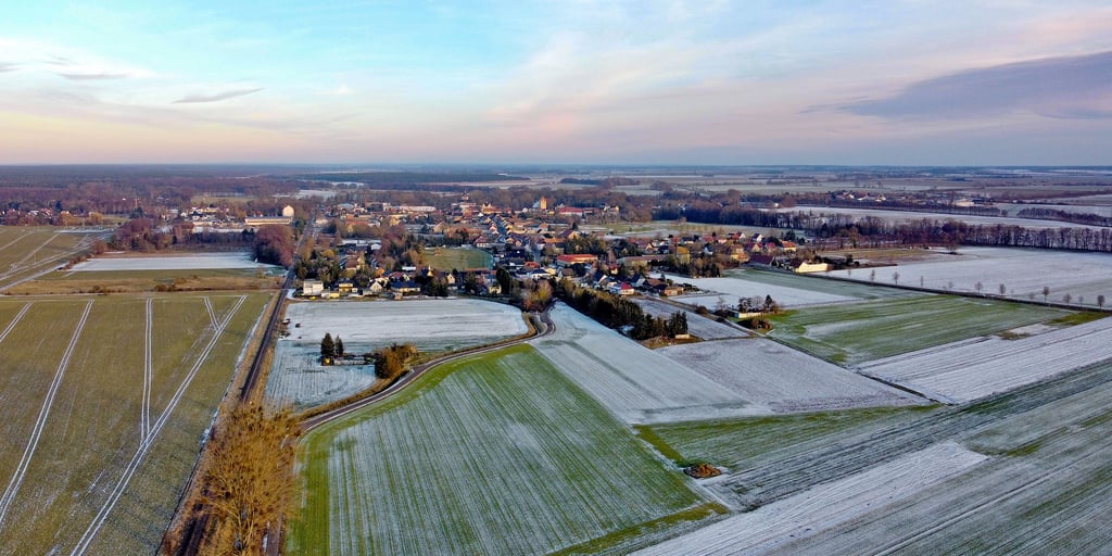 Westlich der Ortschaft Möckern  könnte eine Ortsumgehung der Bundesstraße durch die Felder verlaufen.
