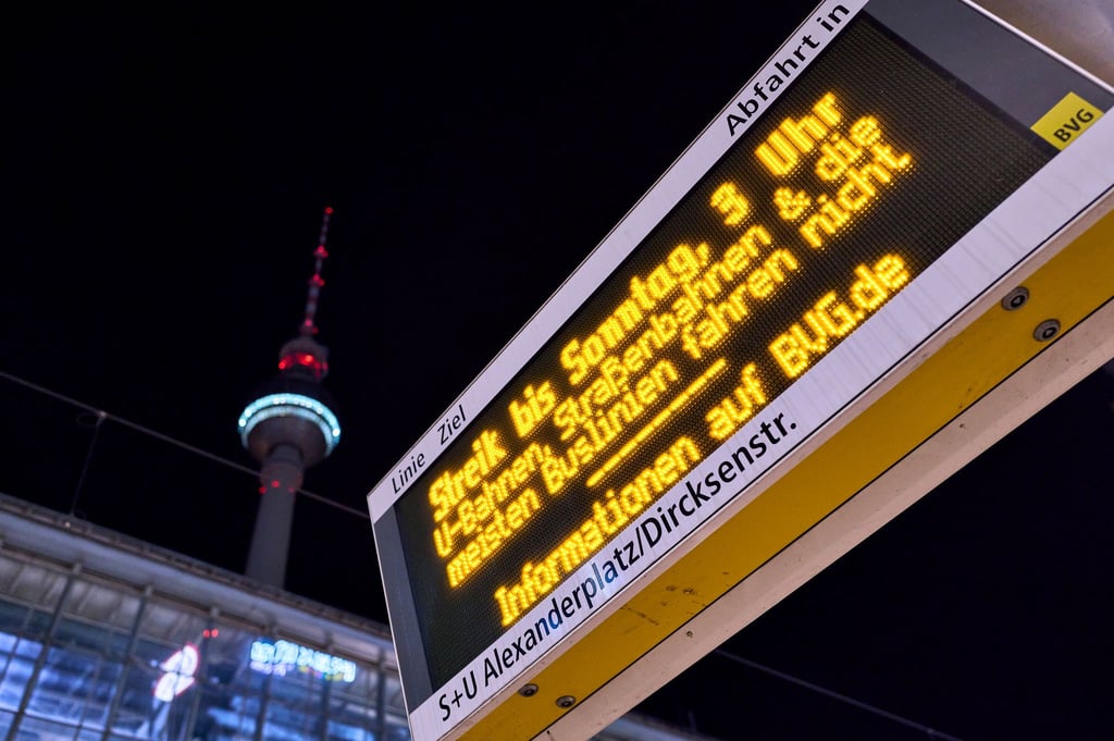Der Warnstreik bringt in Berlin fast den gesamten Nahverkehr zum Erliegen - aber manche Busse fahren.
