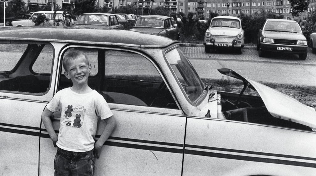 Aufwachsen in den Überresten eines gescheiterten Systems: Die letzten Kinder der DDR erleben die neue Zeit mit großer Selbstverständlichkeit.