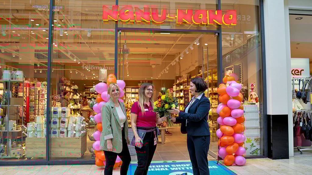 Die neue Filialleitung Silvana Kober bekommt Blumen von der Centermanagerin Kathleen Kuschel.