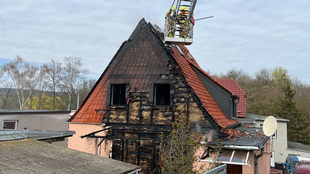 Zu einem Großeinsatz mussten die Timmenröder Kameraden am 8. April 2025 ausrücken. Im Ort brannte ein Einfamilienhaus. Dabei kam auch die Drehleiter aus Blankenburg zum Einsatz.