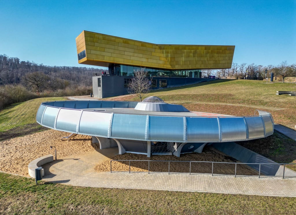 Der „Outer Space“ Lern- und Erlebnisort ist ein von innen und außen begehbares UFO mit einer Kommandobrücke, interaktiven Spielstationen und einem umlaufenden Panoramawalk auf dem Dach.