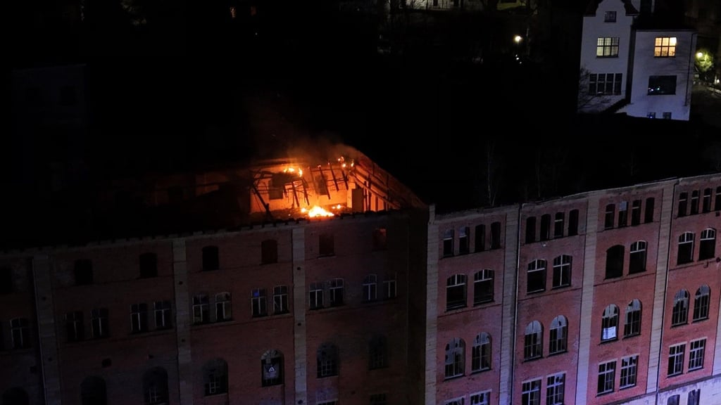 In Zeitz stand ein ehemaliges Industriegebäude in Flammen - ein sehr schwieriger Einsatz für die Feuerwehr.