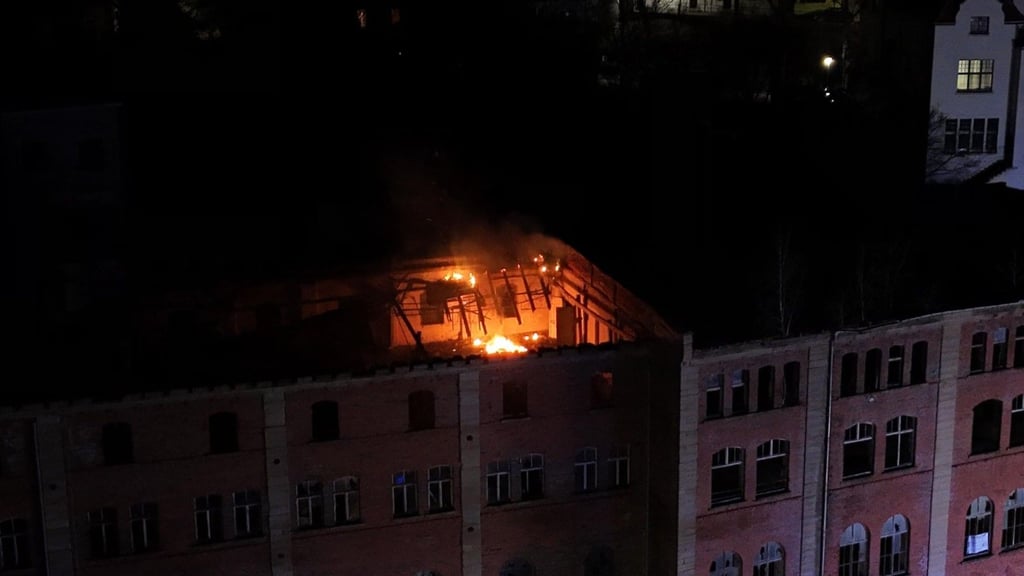 In Zeitz stand ein ehemaliges Industriegebäude in Flammen - ein sehr schwieriger Einsatz für die Feuerwehr.