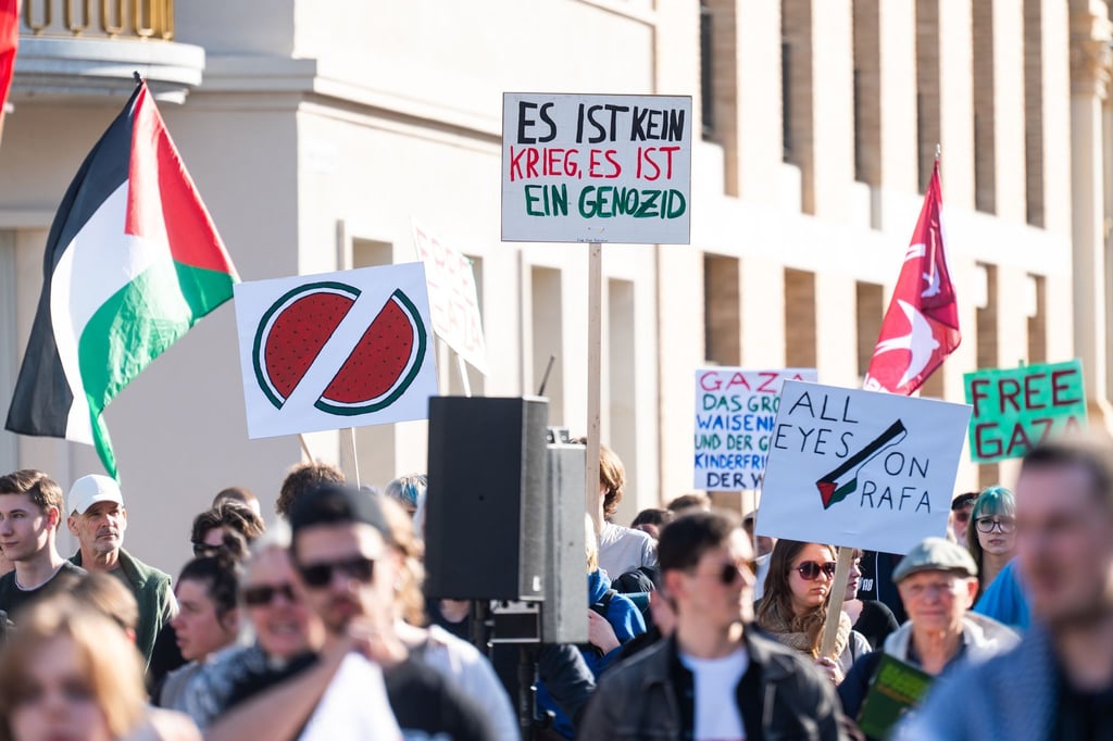 In der Spitzen haben laut Polizei rund 200 Menschen an der Demonstration teilgenommen.