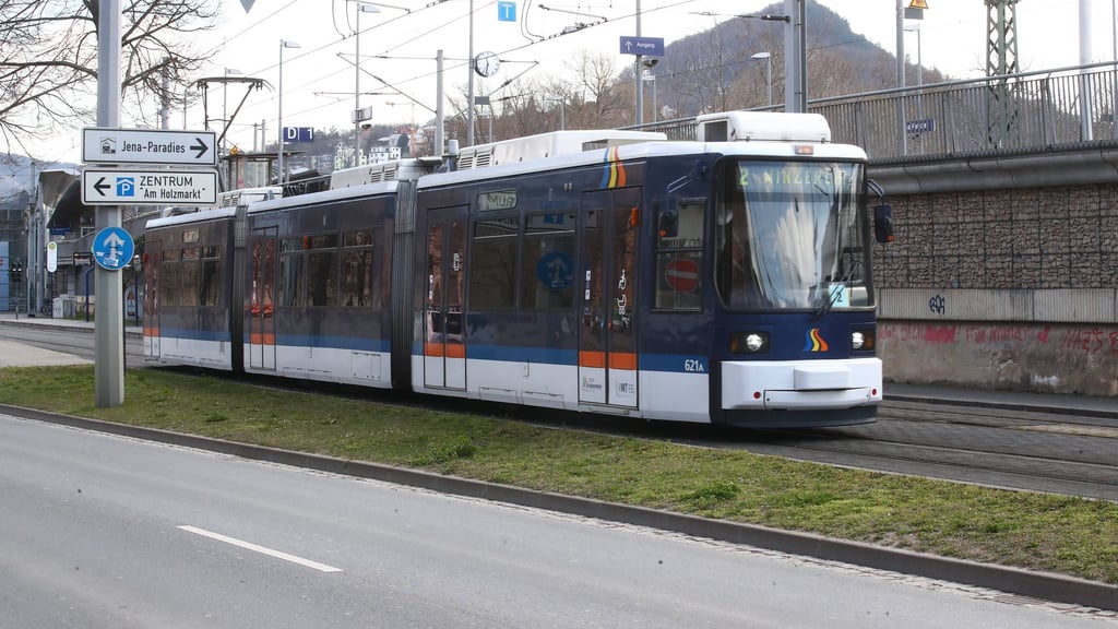 In Jena kam es wegen des Warnstreiks im öffentlichen Personennahverkehr zu Ausfällen. (Archivbild)