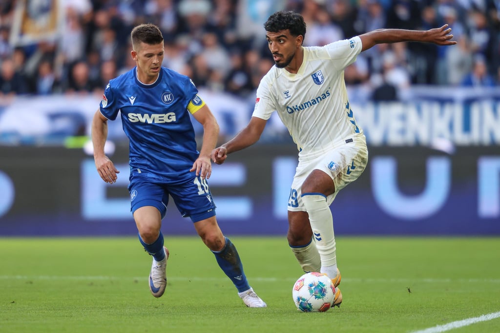 Marvin Wanitzek (li.) vom Karlsruher SC ist der große Unterschiedsspieler beim KSC. Hier im Duell mit Rayan Ghrieb vom 1. FC Magdeburg.