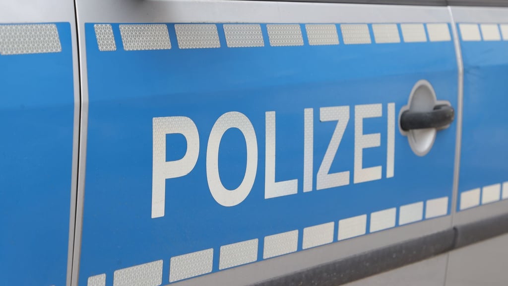Ein Lkw-Fahrer ist auf der B189 bei einem Unfall schwer verletzt worden.