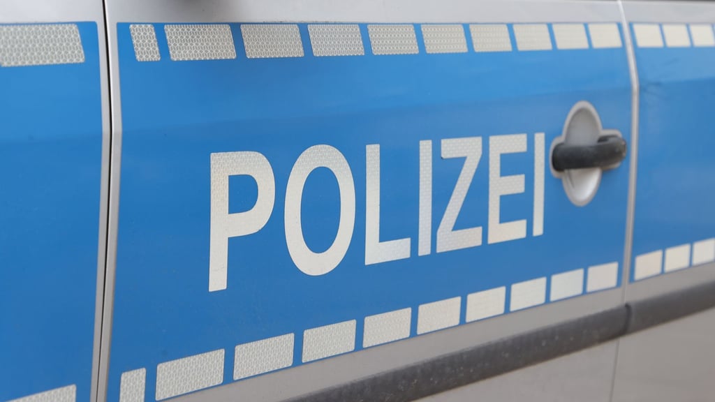Ein Lkw-Fahrer ist auf der B189 bei einem Unfall schwer verletzt worden.
