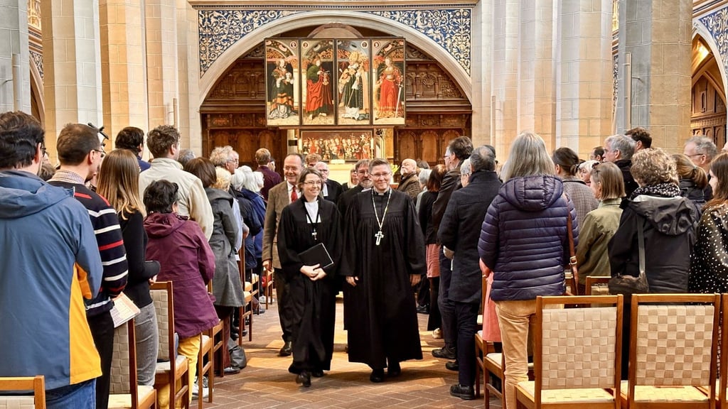 Nach dem Gottesdienst verlässt die neue Superintendentin Ute Niethammer (Mitte, links) mit Regionalbischöfin Bettina Schlauraff an ihrer Seite die Marktkirche.