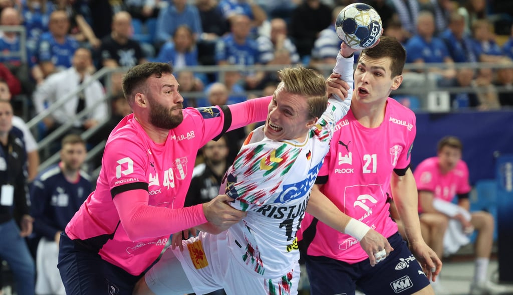 Gisli Kristjansson wird hier von Zoltan Szita attackiert. Am Ende erzielte der Isländer für den SCM aber das wichtige Tor zum 29:29 in Plock. 