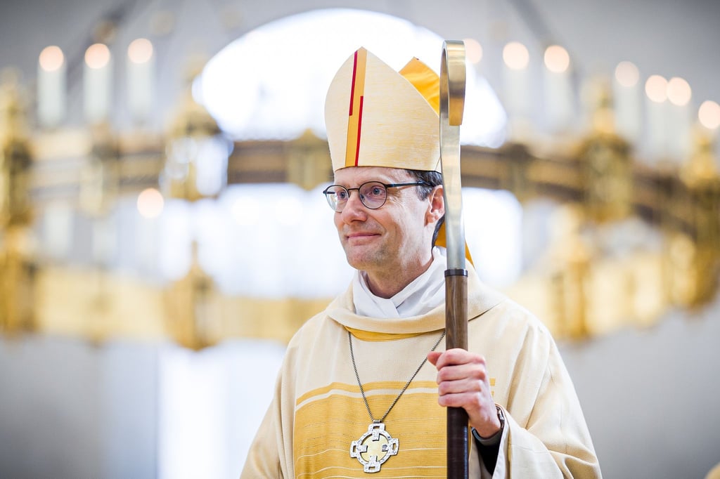 Martin Marahrens, neuer Bischof des Bistums Hildesheim, steht im Dom.