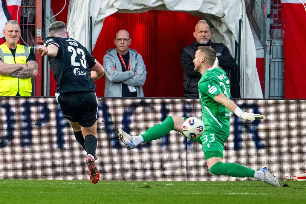 Marius Funk (r) im Tor von Energie Cottbus rettet gegen den Verler Alessio Besio.