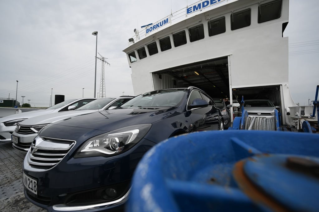 Am Fähranleger nach Borkum ist ein 59-Jähriger mit seinem Auto ins Hafenbecken gefahren. (Archivbild)