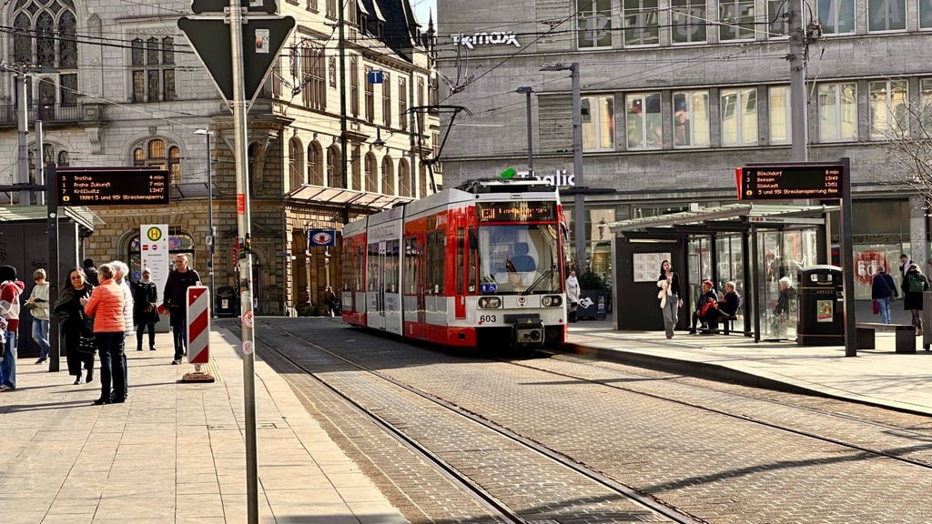 Viele Hallenser rieben sich Samstag verwundert die Augen. Die Tram fährt ja doch - wie hier am Markt - nach einem Notfahrplan.