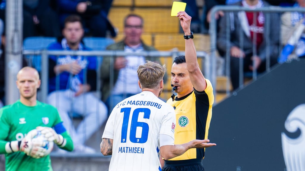 Konrad Oldhafer (re.) leitete bereits einmal ein Spiel mit Beteiligung vom 1. FC Magdeburg.