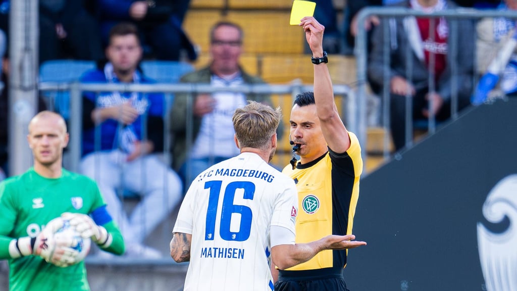 Konrad Oldhafer (re.) leitete bereits einmal ein Spiel mit Beteiligung vom 1. FC Magdeburg.