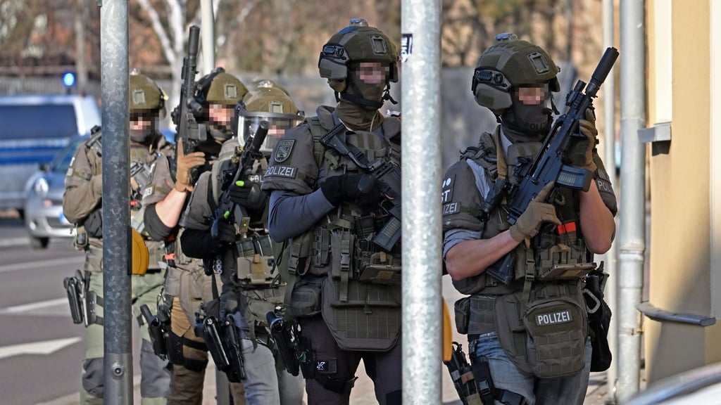 Die Kräfte des SEK auf dem Weg in den Ascherslebener Stadtpark.