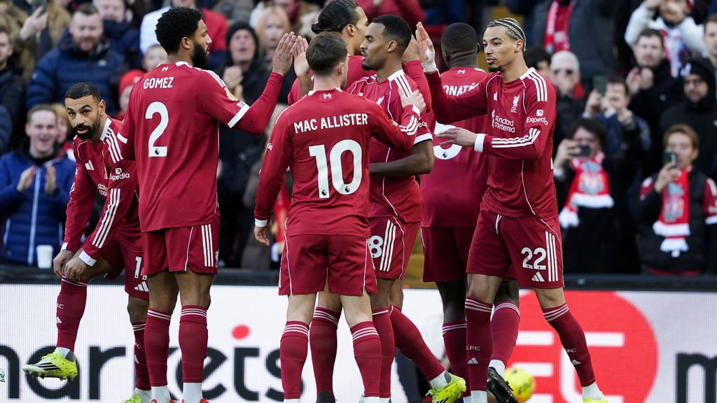 Liverpools Hugo Ekitike (r) feiert das 1:0 mit seinen Teamkollegen.