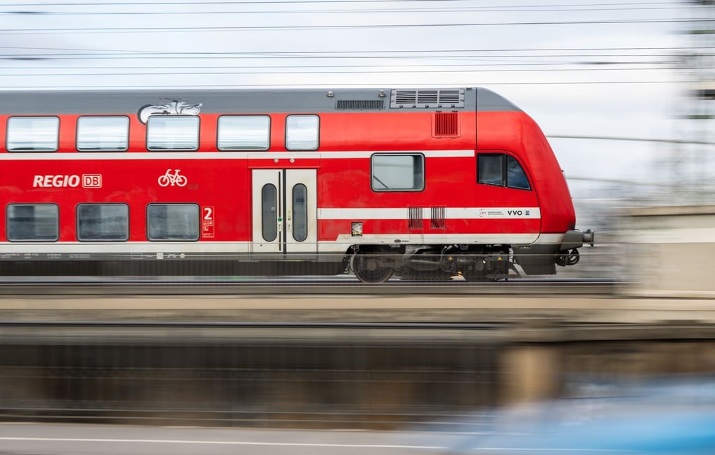 Wegen einer Bedrohung hat ein Schaffner die Polizei gerufen. (Symbolbild)