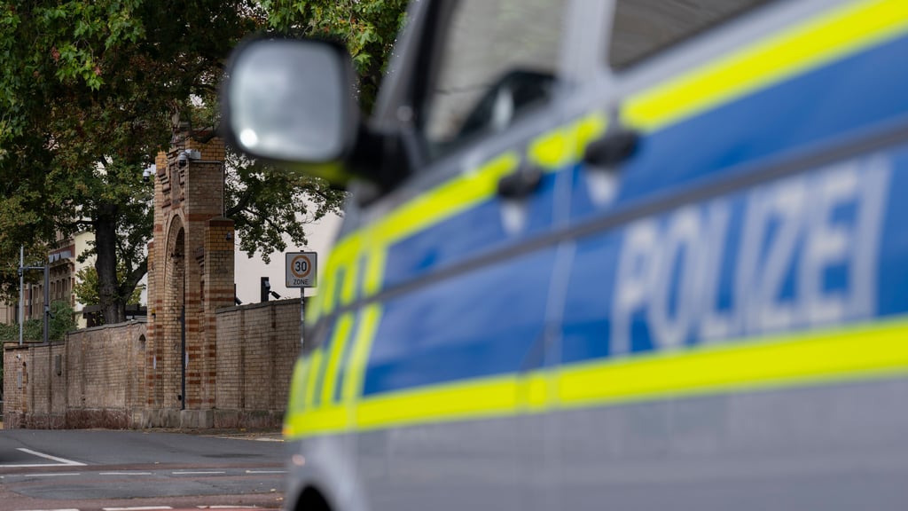 Die Polizei hat den Schutz der Synagoge in Halle nochmals verschärft.