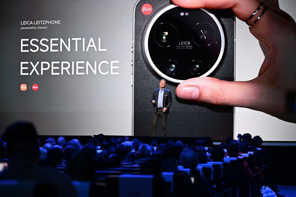 Leica-Chef Matthias Harsch bewirbt das neue Smartphone seiner Firma auf der Bühne.