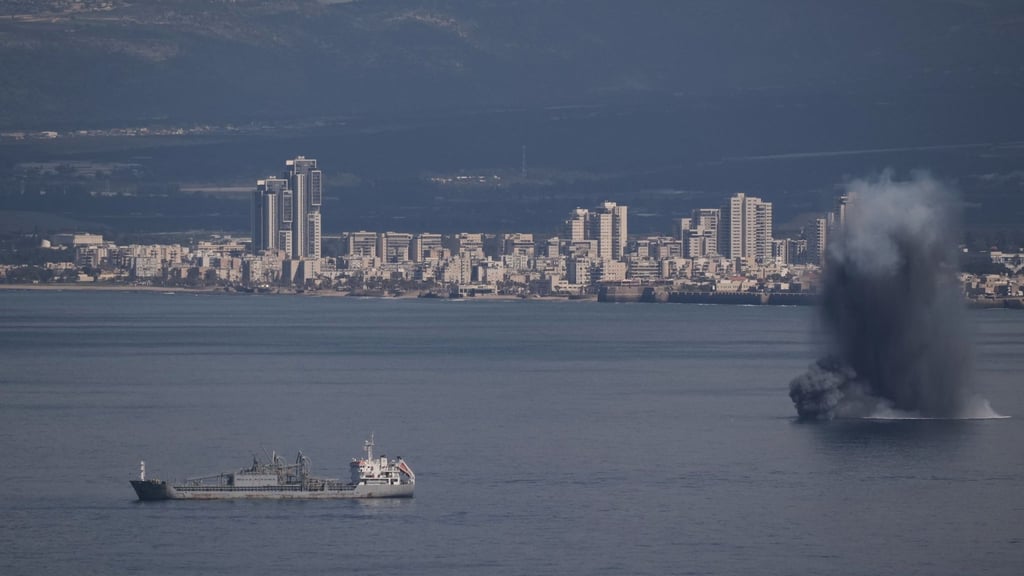 Blick auf die Bucht von Haifa, wo ein Geschoss explodiert.