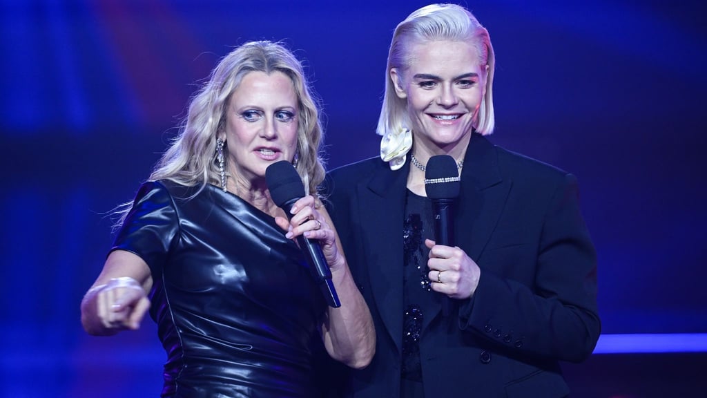 Ungewohnter Look: Hazel Brugger moderierte den Vorentscheid mit streng nach hinten gestylten Haaren.