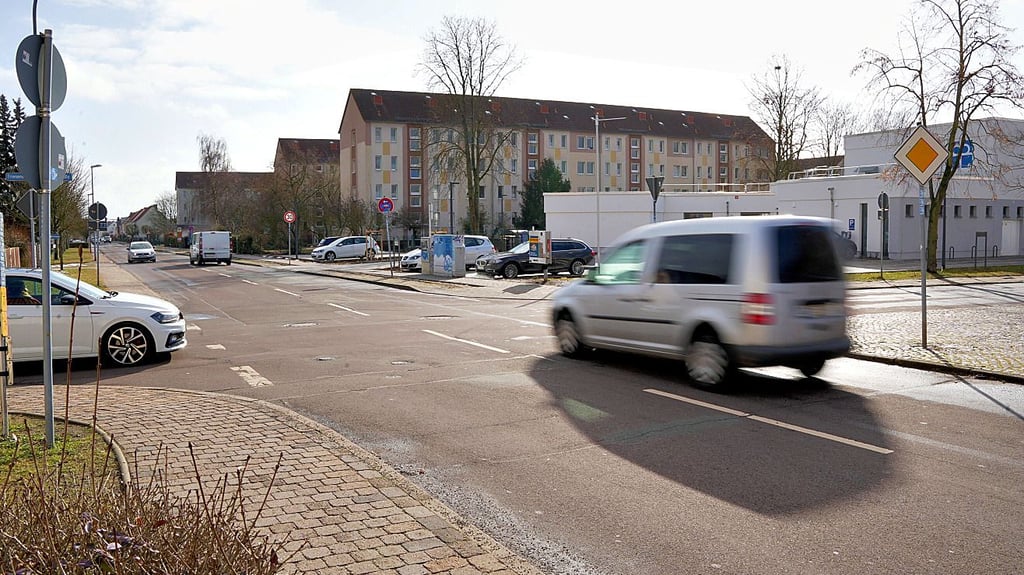 An der Kreuzung Bergstraße/Galgenberg/Friesenstraße/Mannsstraße in Stendal wird gerast, sagt eine Mutter. Sie findet den Straßenbereich gefährlich, denn sie beobachtet, dass dort regelmäßig Autos zusammenstoßen.