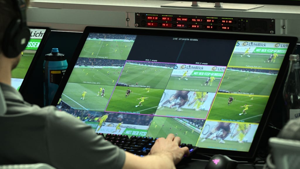 Ein Video-Schiedsrichter hat mehrere Kameraeinstellungen im Blick. (Archivbild)