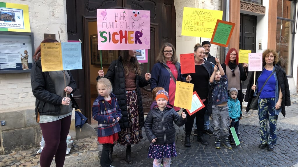 Vor Beginn der Stadtratssitzung in Quedlinburg machen Eltern und Kinder der Kita „Eigen-Sinn“ noch einmal auf ihre Forderungen aufmerksam. Mitgebracht haben sie auch ihre Petition, die mehr als 1.100 Unterstützer unterschrieben haben.