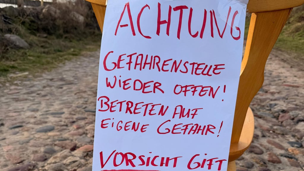 Nachdem auf einem Weg in der SalzwedlerOrtschaft Cheine Quecksilber auf der Straße gefunden wurde, haben sich Anwohner mit einem Warnschild beholfen, nachdem die offizielle Absperrung von Unbekannten aggeräumt wurde.&nbsp;&nbsp;