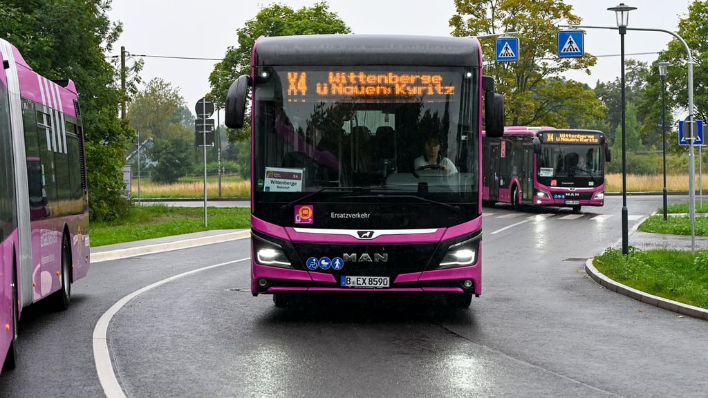 Die Busflotte im Schienenersatzverkehr Hamburg-Berlin wird wegen Änderungen beim Fahrzeugleasing ausgetauscht.
