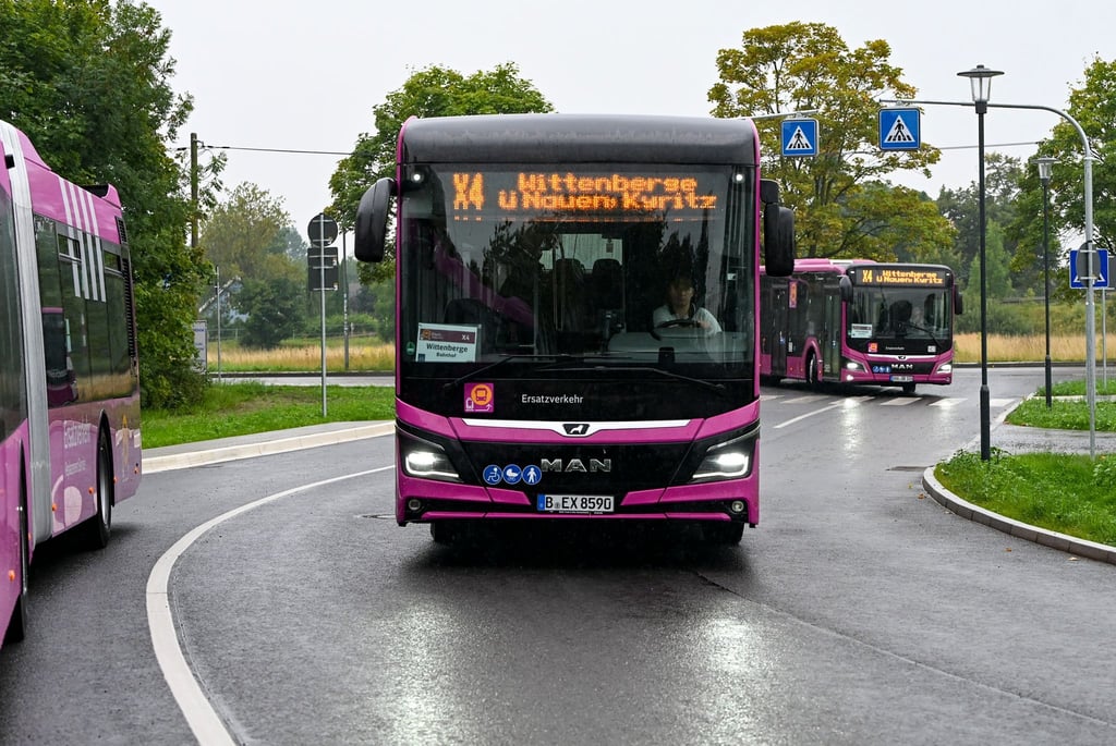 Die Busflotte im Schienenersatzverkehr Hamburg-Berlin wird wegen Änderungen beim Fahrzeugleasing ausgetauscht.