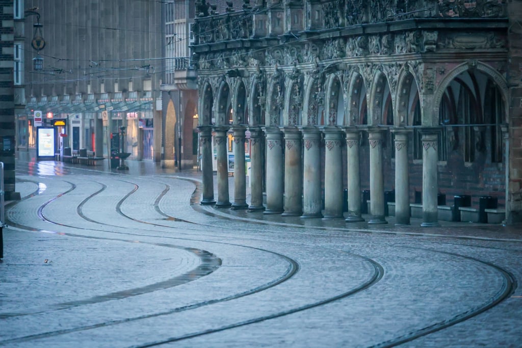 Keine Straßenbahn weit und breit - am Morgen vor dem Bremer Rathaus.