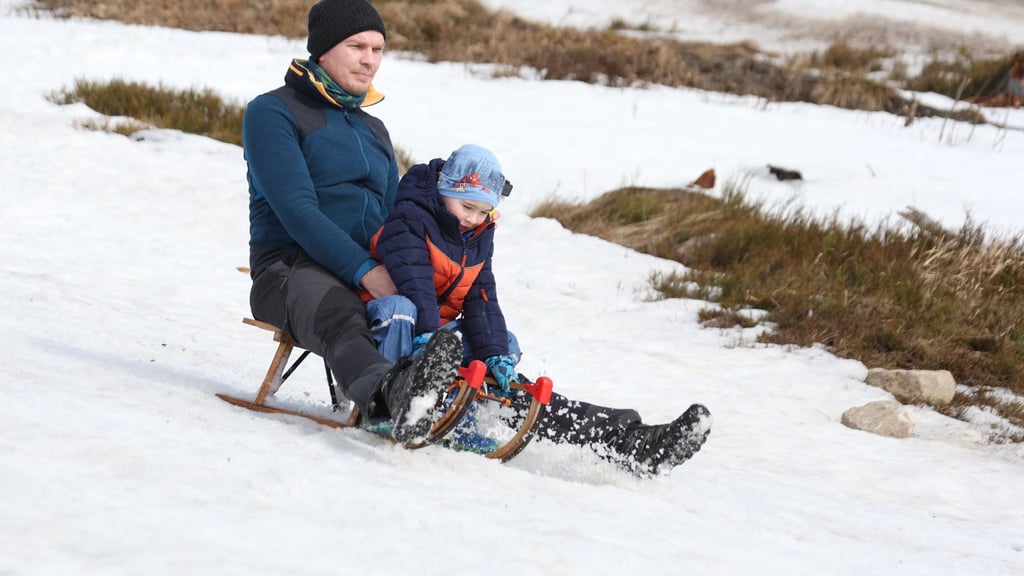 Rodeln ist an einigen Stellen am Wurmberg im Harz noch möglich.