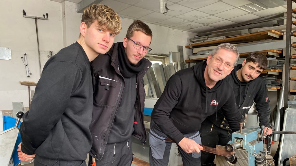 Michael Trutwin (2. v. r.) mit seinen drei Auszubildenden Jannis Geue (v. l.), Philipp Böhncke und Carlo Liebschar. 