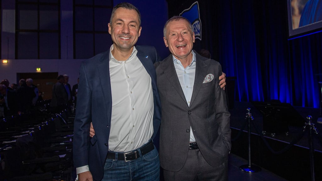 Herthas Geschäftsführer Ralf Huschen (l) und Peter Görlich sehen den Verein auf einem guten Weg. (Archivbild)