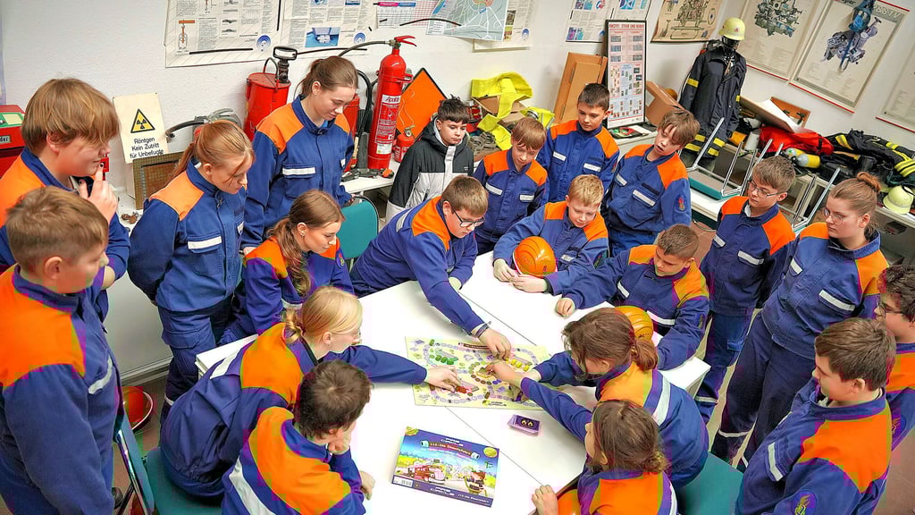 Die Mitglieder der Jugendfeuerwehr Stendal haben ein neues Spiel bekommen. So vertiefen sie ihr Feuerwehr-Wissen.