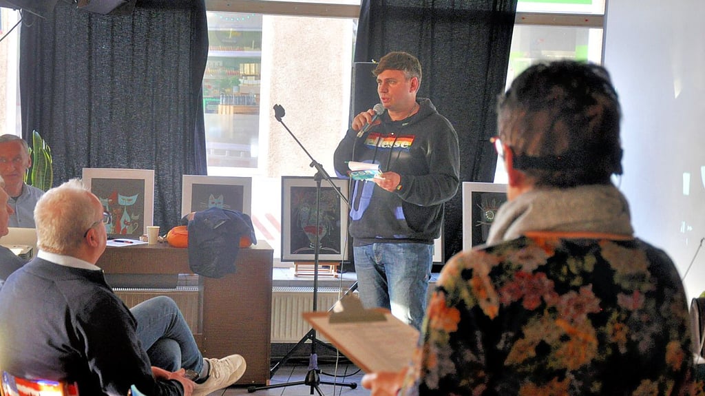 Falko Jentsch vom CSD wirbt in der Kleinen Markthalle in Stendal für sein Projekt.