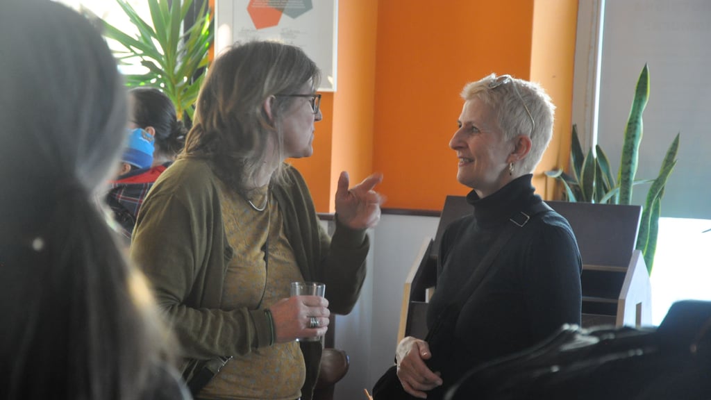 „Engagement Auftakt 2026“: Frauke Büttner (links) von „Herz statt Hetze“ tauscht sich mit Elisabeth Seyer, Gleichstellungsbeauftragte des Landkreises Stendal, aus.