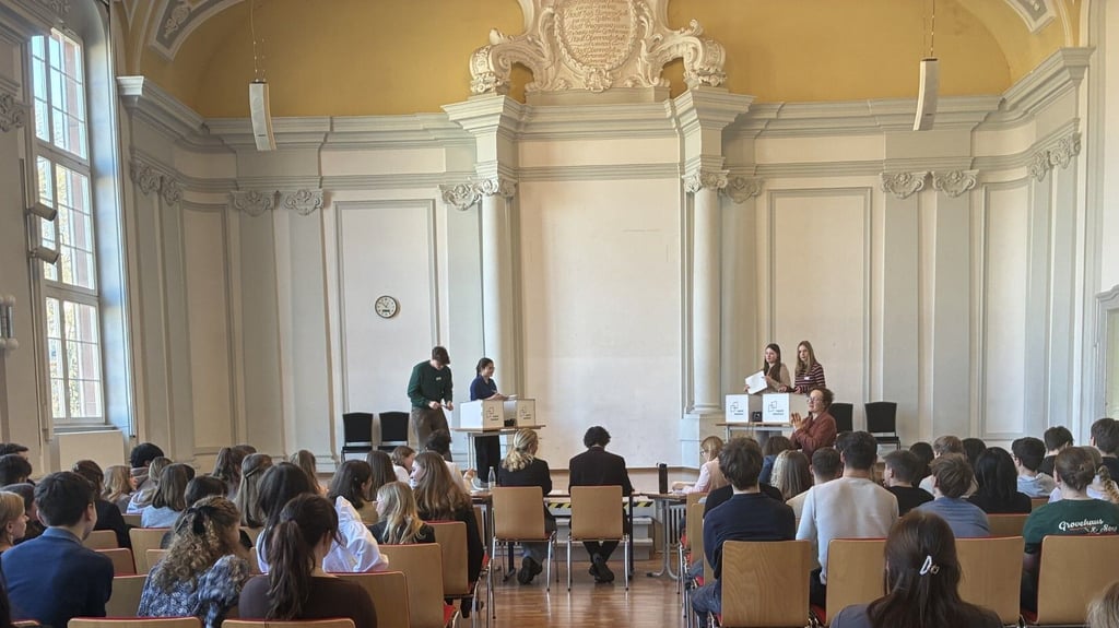 Blick in die Aula des Weißenfelser Goethegymnasiums während des Regionalwettbewerbs "Jugend debattiert".